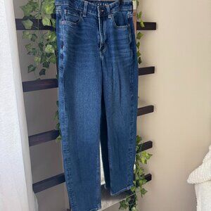 American Eagle, Dark Medium wash Mom Jeans // Size 6